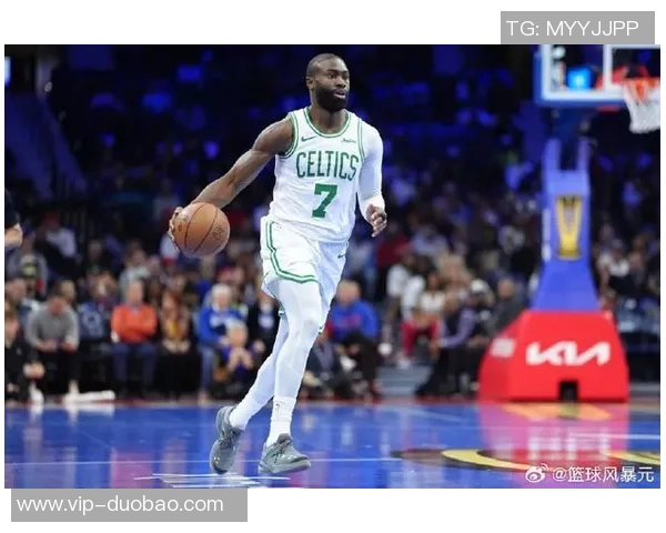 杰伦布朗半场高效得分27分继续展现超巨风采